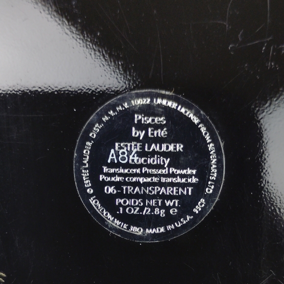 Estee Lauder Translucent Pressed Powder - Black and Silver Compact - Picture 15 of 16
